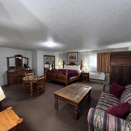 Regency Inn Dodge City Exterior photo