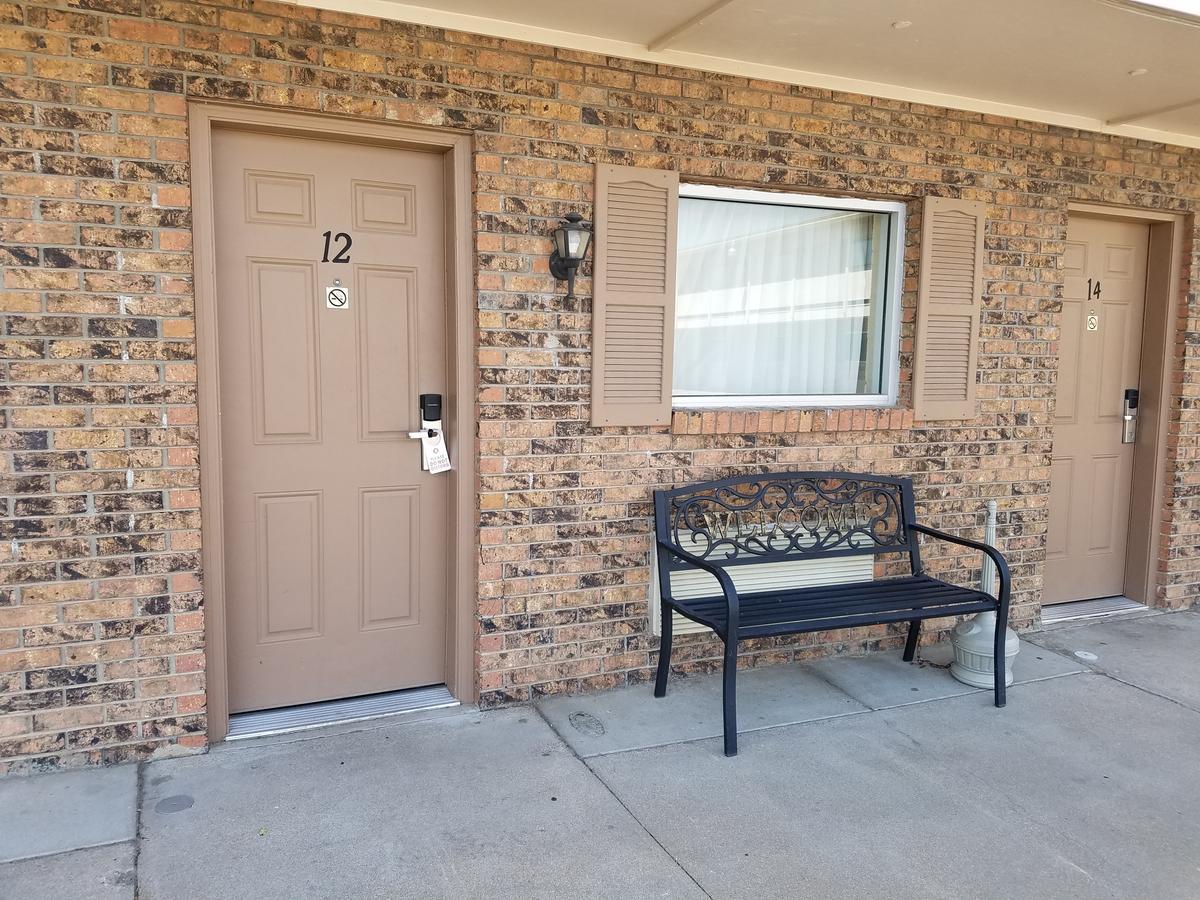 Regency Inn Dodge City Exterior photo