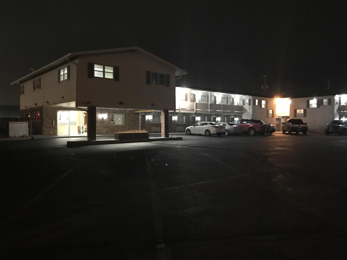 Regency Inn Dodge City Exterior photo